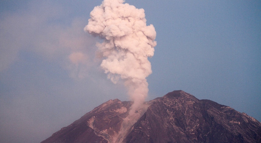 A erupção do vulcão indonésio Semeru enterrou casas e destruiu uma ponte
