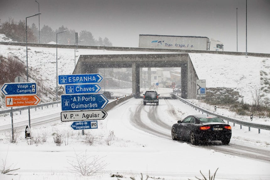 Neve obriga a fecho de escolas. Trânsito condicionado em várias estradas