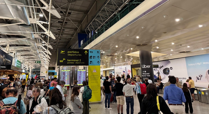 Controlo de fronteiras nos aeroportos de Lisboa e Faro com atrasos durante a manhã