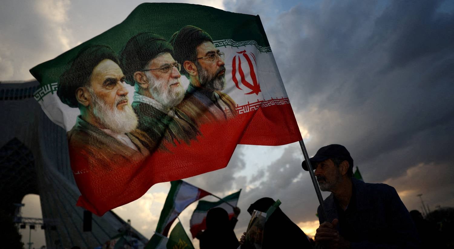 Líder supremo de Irán promete venganza por muerte de su padre