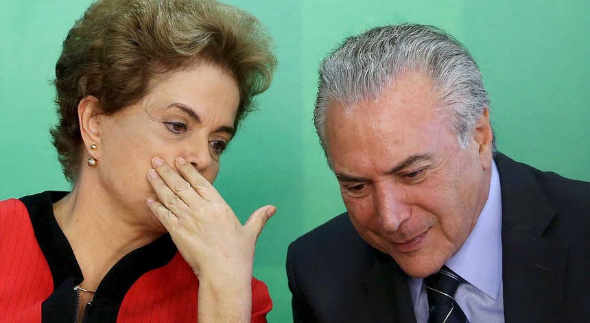 Dilma Rousseff e Michel Temer, vice-presidente e então parceiro de Governo, a 28 de março de 2016, na véspera do partido de Temer decidir retirar o apoio ao executivo da "Presidenta" Foto: Reuters Dilma Rousseff e Michel Temer, vice-presidente e então parceiro de Governo, a 28 de março de 2016, na véspera do partido de Temer decidir retirar o apoio ao executivo da "Presidenta" Foto: Reuters