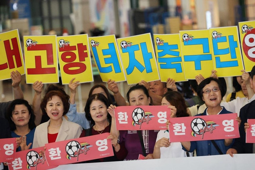 Equipa feminina de futebol norte-coreana chega à Coreia do Sul para disputar torneio regional