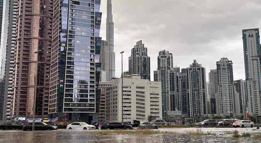 Dubai debaixo de chuva histrica debate-se com inundaes