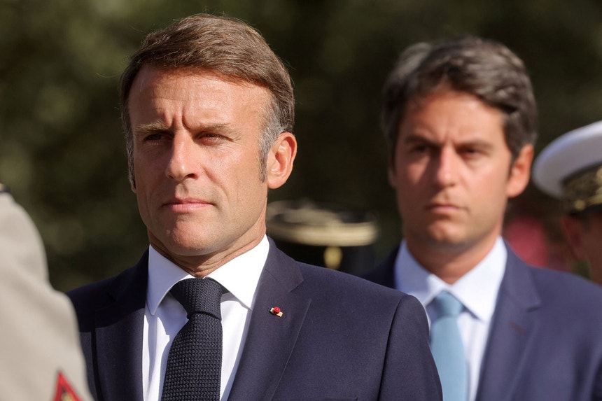 O presidente francês Emmanuel Macron e o primeiro-ministro de França em exercício, Gabriel Attal, nas comemorações dos 80 anos da libertação de Paris
