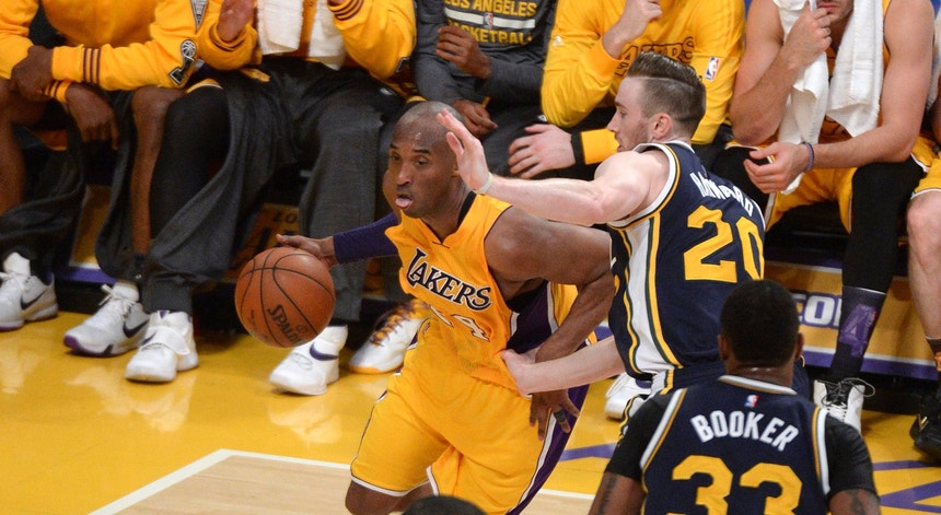 Bryant, de amarelo, despediu-se com a marcação de 60 pontos para os Lakers
