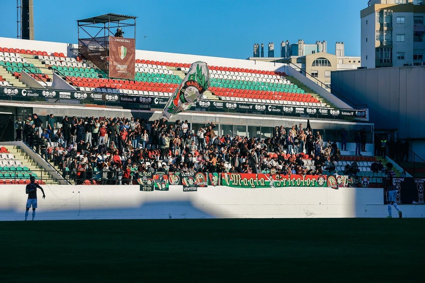 Impulsionada pelo adeptos e no seu estádio a equipa do Estrela da Amadora continua a ganhar e a subir na classificação
