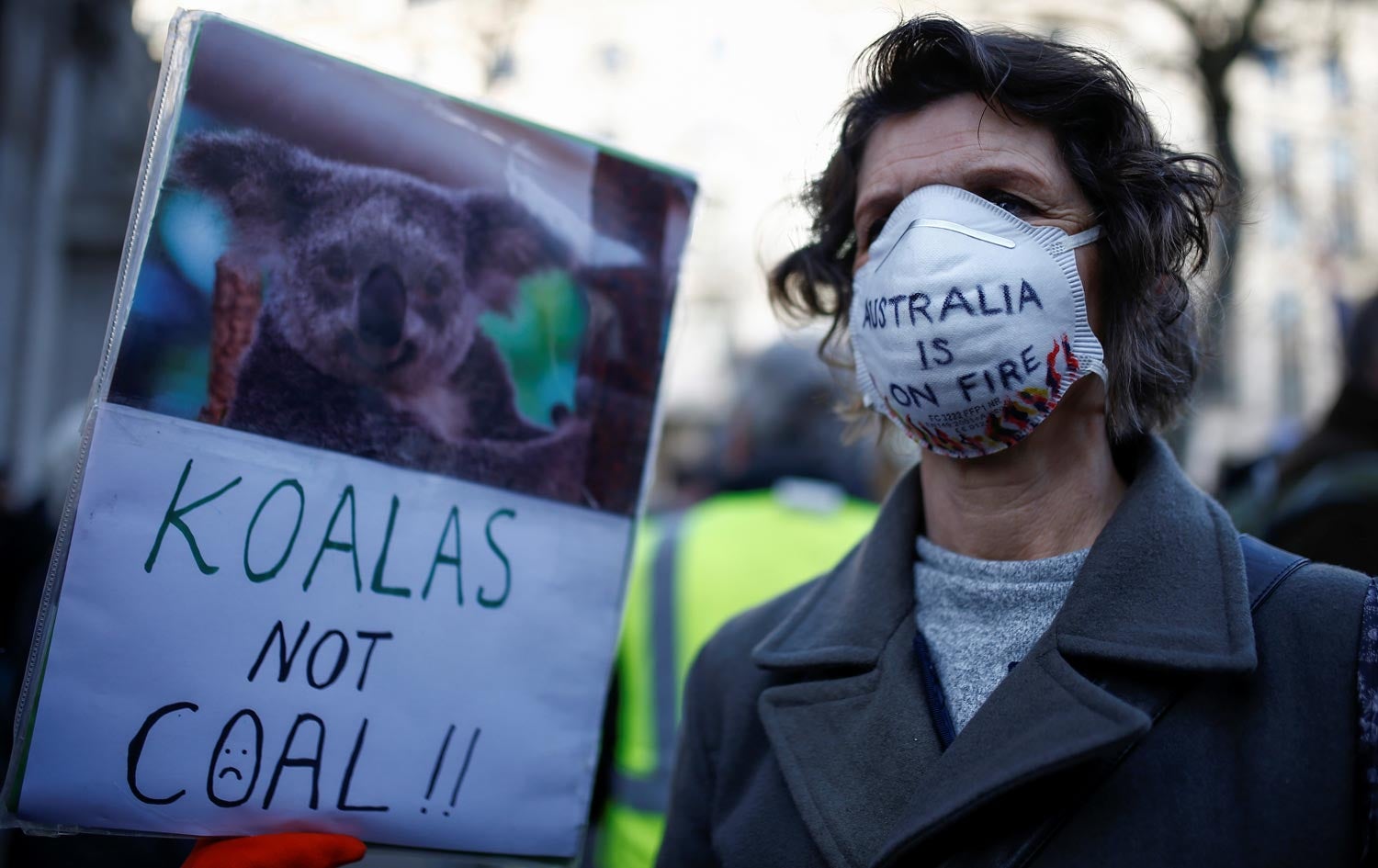 Cartaz contra a alegada falta de estrat&eacute;gia de combate &agrave;s altera&ccedil;&otilde;es clim&aacute;ticas do Governo do primeiro-ministro da Austr&aacute;lia, Scott Morrison. Foto: Reuters