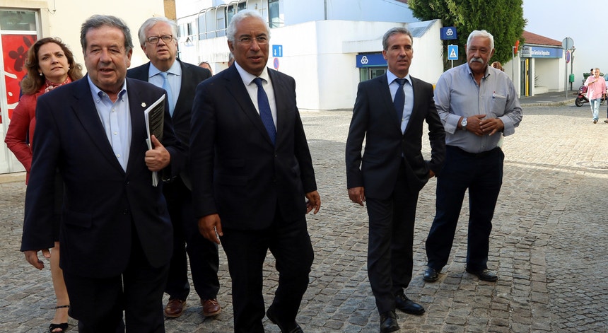 António Costa, acompanhado pelo ministro adjunto Eduardo Cabrita e pelo presidente da Câmara de Pedrógão Grande, Valdemar Alves, em visita à Unidade de Missão para a Valorização do Interior
