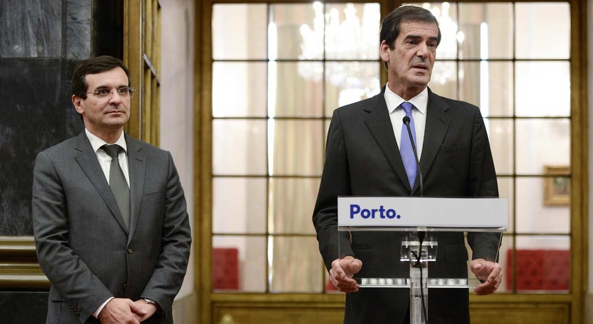 O ministro da Saúde, Adalberto Campos Fernandes, e o autarca do Porto, Rui Moreira, em conferência de imprensa no âmbito da Comissão da Candidatura de Portugal à Agência Europeia de Medicamentos, a 17 de novembro
