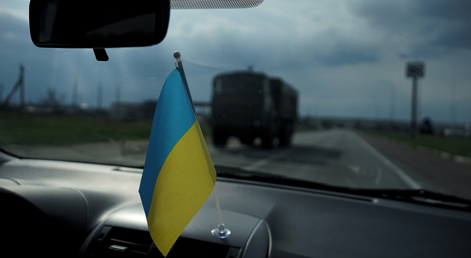  Coluna militar ucraniana percorre a estrada entre Odessa e Mykolaiv. 
