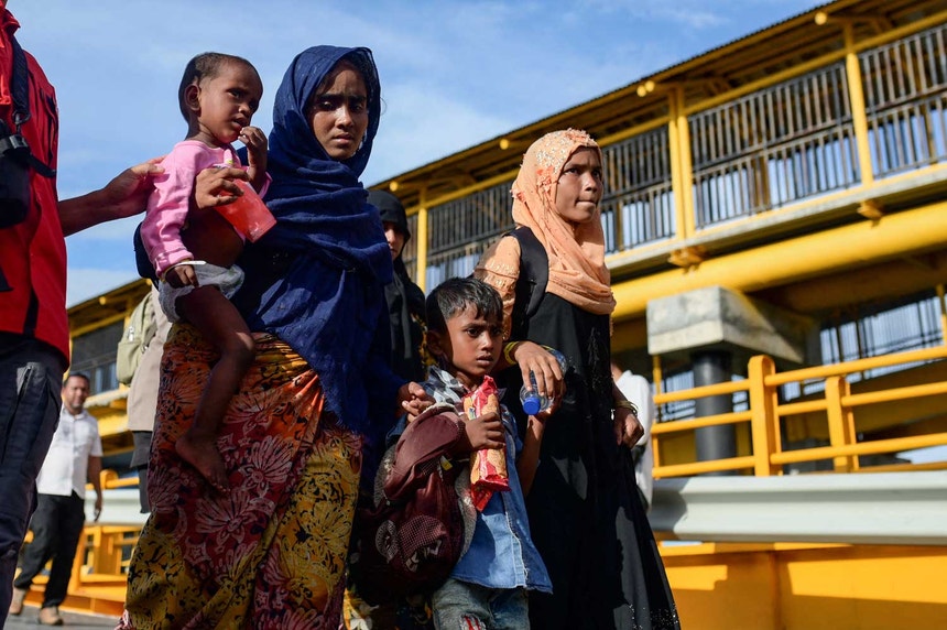 Rohingyas a serem transportados para abrigo temporário em Sabang, Aceh, na Indonésia, em novembro de 2023.
