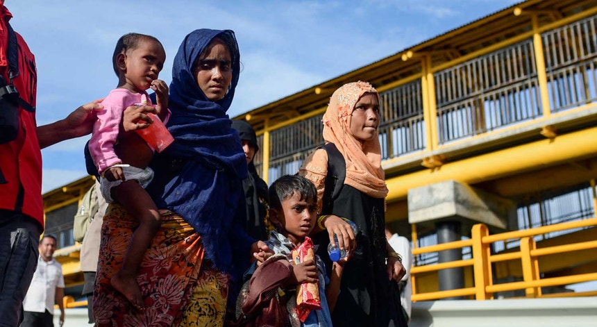 Rohingyas a serem transportados para abrigo temporário em Sabang, Aceh, na Indonésia, em novembro de 2023.
