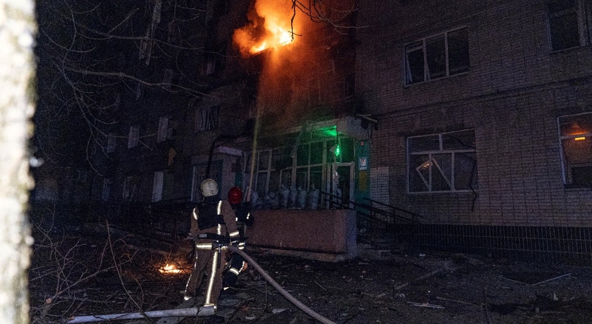 Na cidade ucraniana de Sumy, pelo menos 13 casas, um jardim de infância e 40 veículos ficaram danificados.
