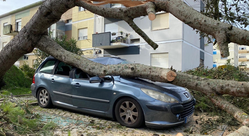 Depressão Kristin. A evolução do mau tempo em Portugal ao minuto