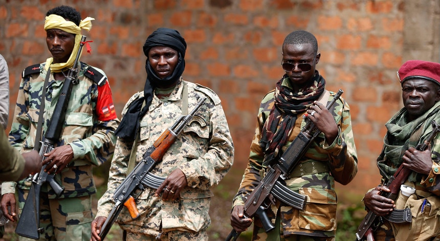 Combatentes da Séléka fotografados em Bambari, na República Centro-Africana
