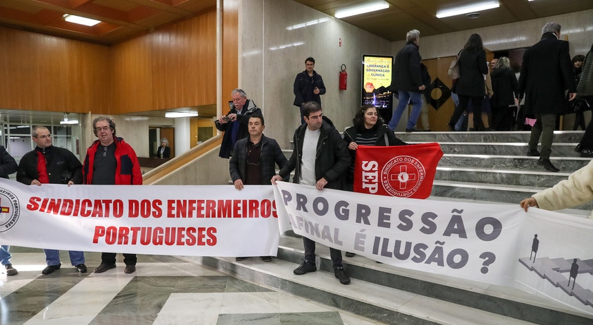 Elementos do SEP manifestaram-se na sexta-feira à chegada da ministra da Saúde para a abertura do encontro "Liderança e Governação Clínica – Um compromisso com o SNS", em Coimbra
