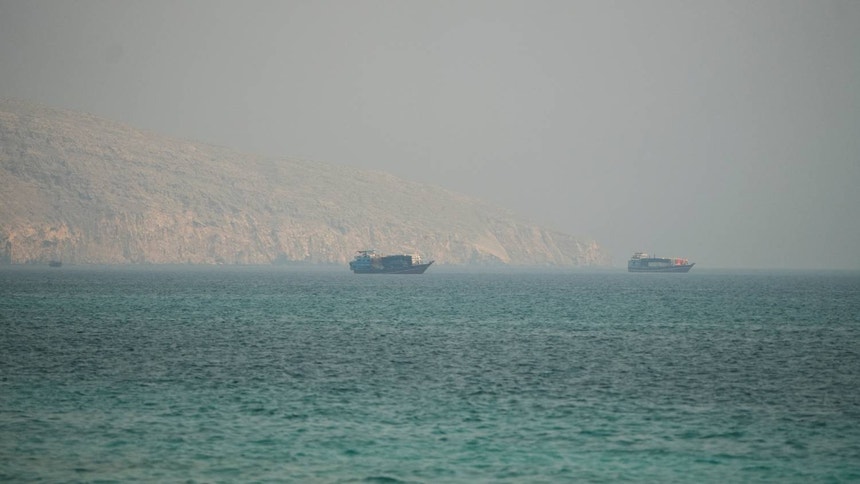 Imagem de EUA atingem alvos militares iranianos. Teerão ataca centros de apoio à marinha norte-americana