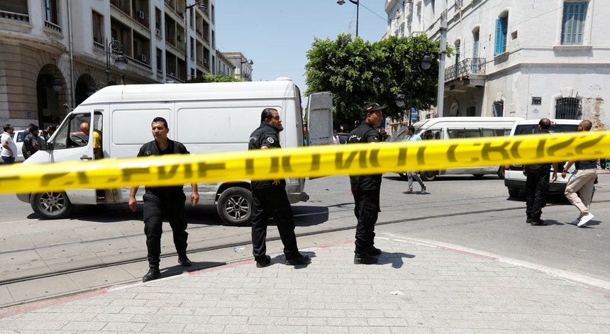 A polícia isolou os locais dos atentados de quinta-feira 27 de junho de 2019, em Tunes, capital da Tunísia
