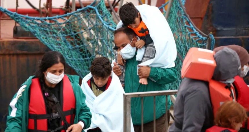 Migrantes são escoltados para o porto de Dover, no Reino Unido, depois de terem sido resgatados quando tentavam atravessar o Canal da Mancha, em agosto de 2022
