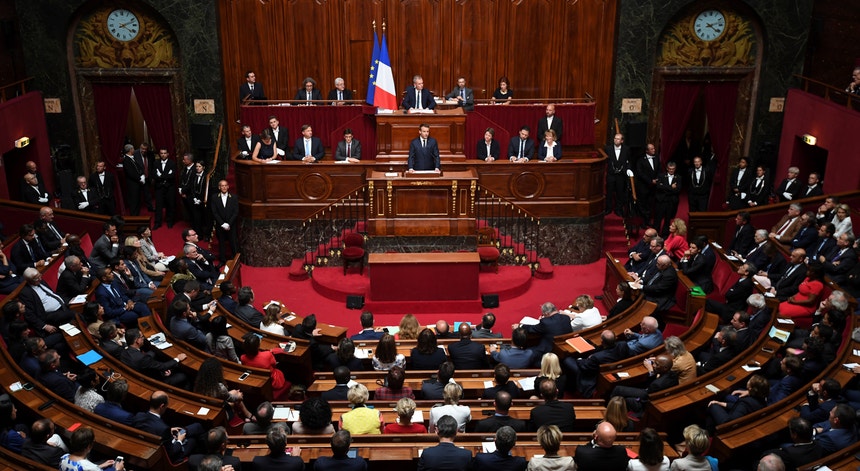 “Restabelecerei as liberdades dos franceses levantando o estado de emergência no outono”, declarou Emmanuel Macron em Versailles
