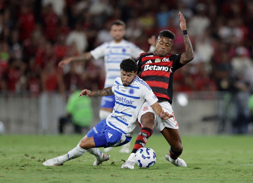 Cruzeiro vence Vitória e segura terceiro lugar do Brasileirão