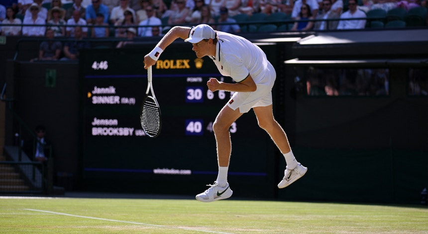 Imagem de Jannik Sinner `voa` para os oitavos em Wimbledon
