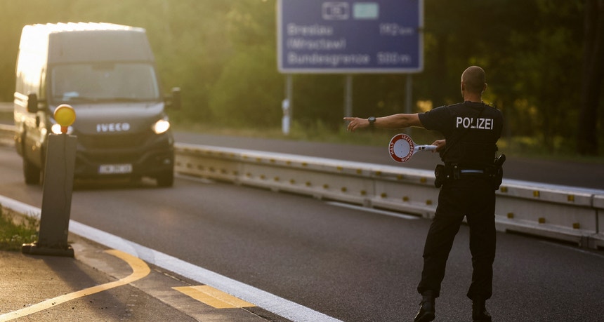 Polícia alemã sinaliza um veículo na autoestrada perto da fronteira germano-polaca para evitar a migração ilegal perto de Bademeusel, Alemanha, a 20 de setembro
