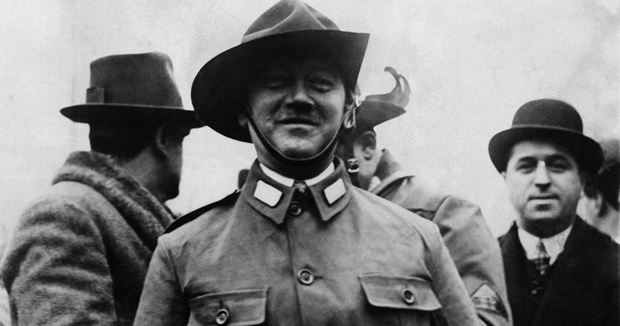  Waldemar Pabst, quando respons&aacute;vel da mil&iacute;cia austro-fascista, em 1930. 
