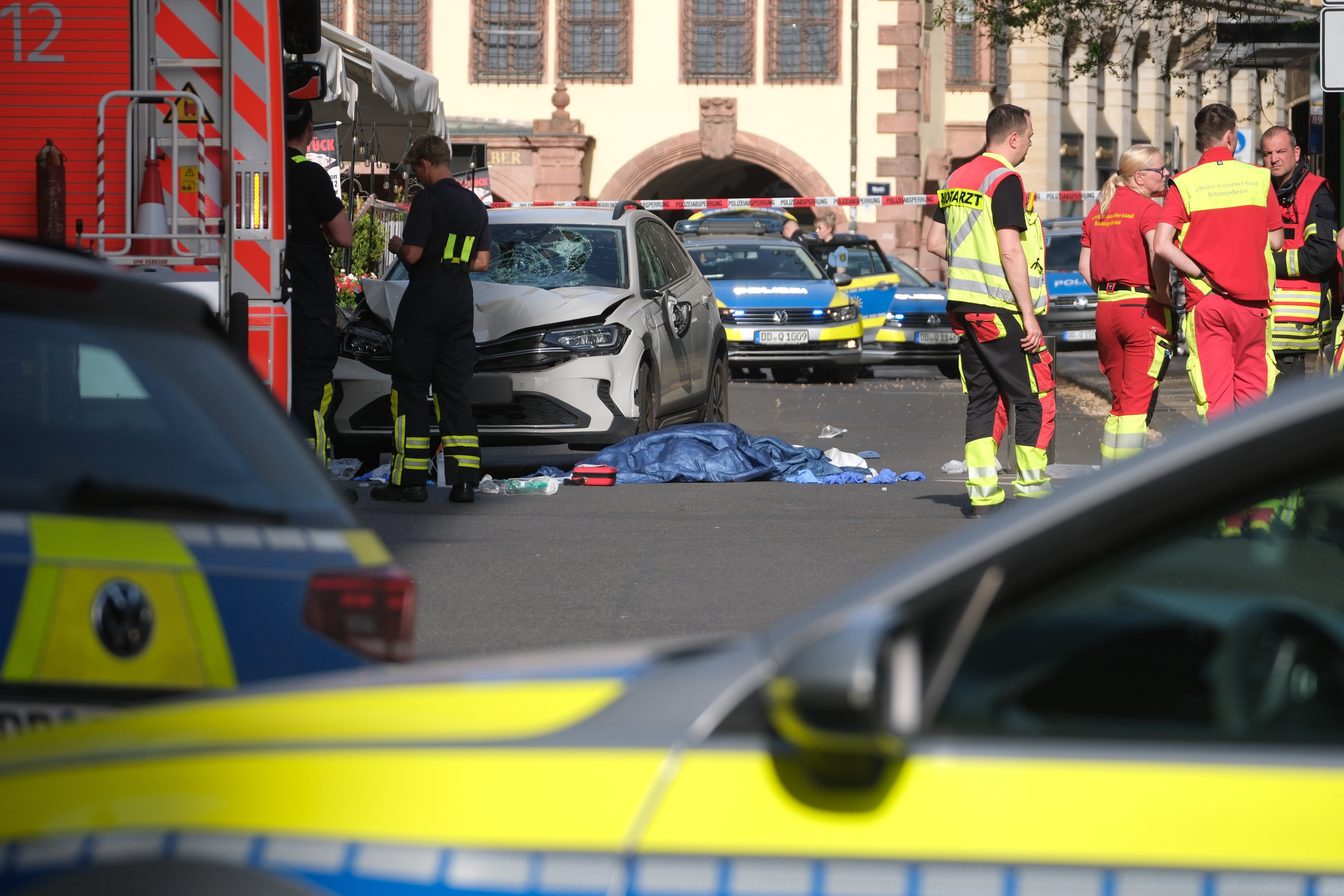 Carro atropela multidão no centro de Leipzig, há registo de pelo menos dois mortos