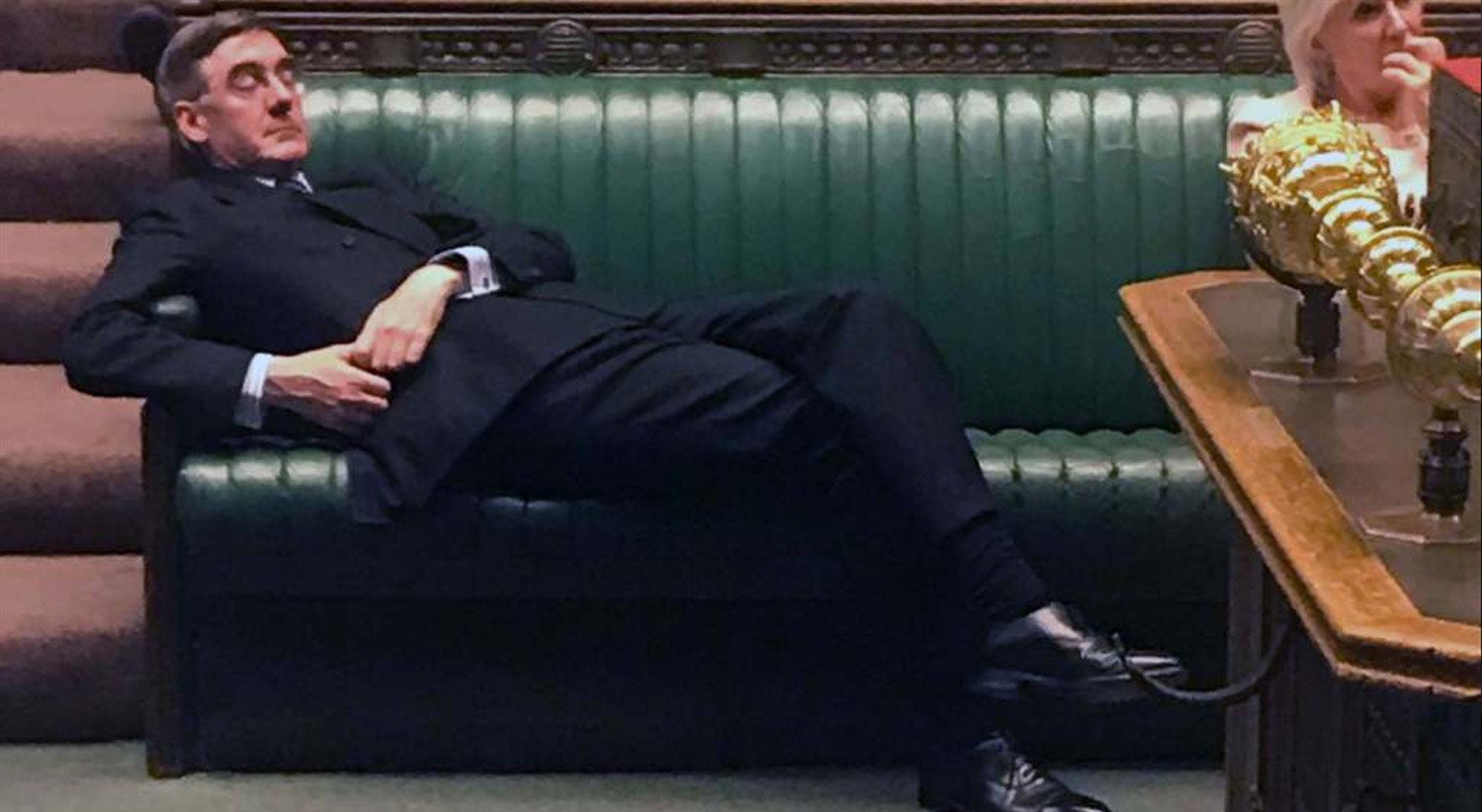 Deputado adepto do Brexit criticado por se deitar durante o debate parlamentar