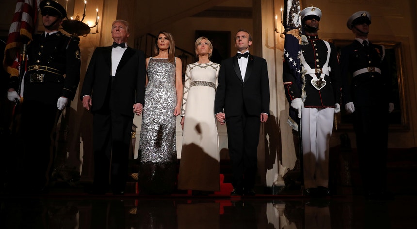 Os presidentes dos EUA, Donald Trump, e de França, Emmanuel Macron, acompanhados pelas primeiras-damas Melania Trump e Brigitte Macron à entrada para um banquete na Casa Branca
