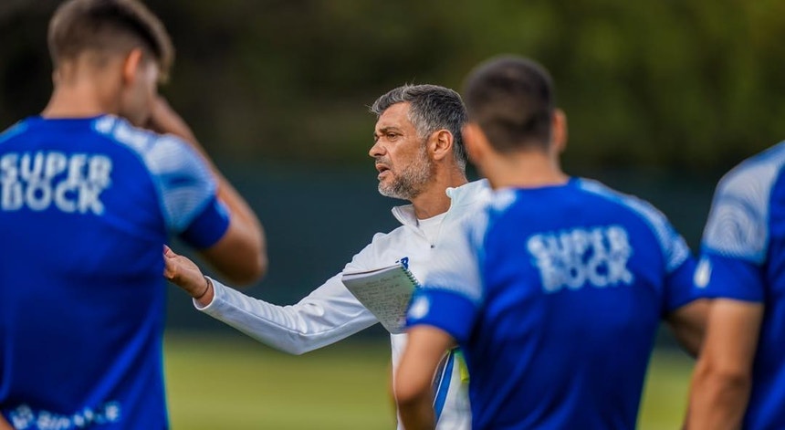 Sérgio Conceição dá instruções aos seus jogadores durante o jogo-treino
