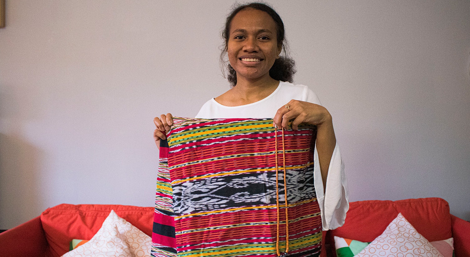  No dia em que se celebram 20 anos da independ&ecirc;ncia de Timor, Nelvia vai sair &agrave; rua com o tais, um pano tradicional da terra do sol nascente. 