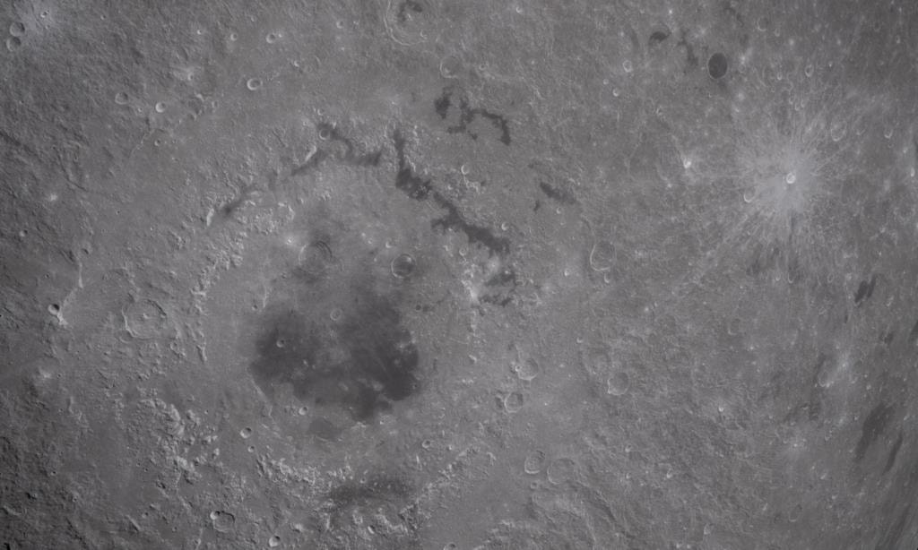  Nesta imagem da Lua, a tripula&ccedil;&atilde;o da Artemis II capturou um instant&acirc;neo detalhado dos an&eacute;is da bacia Orientale, uma das crateras de impacto maiores mais jovens e bem preservadas da Lua, na primeira observa&ccedil;&atilde;o durante o per&iacute;odo de sobrevoo lunar. Cr&eacute;dito: NASA 