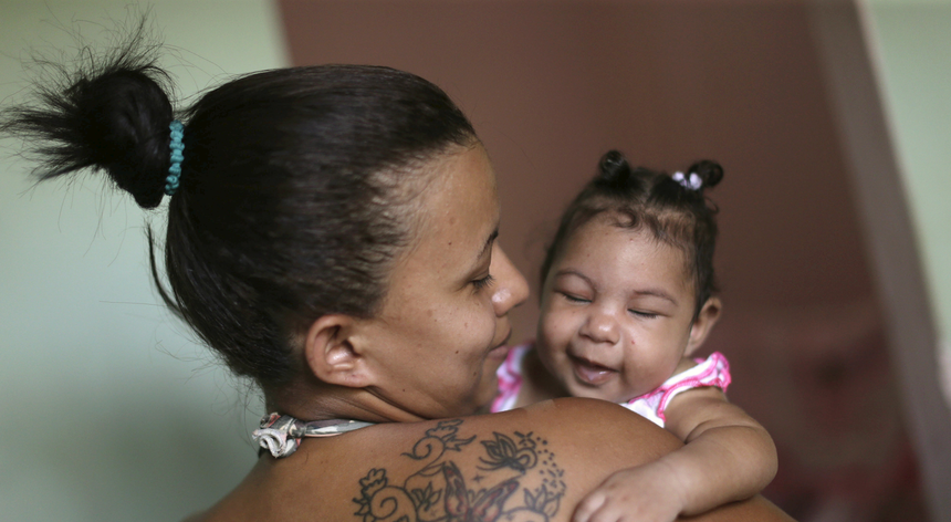 Rosana Vieira Alves, em sua cada em Olinda, Brasil, dia 3 de fevereiro de 2016, pega ao colo na sua filha, Luana, de quatro meses, nascida com microcefalia.
