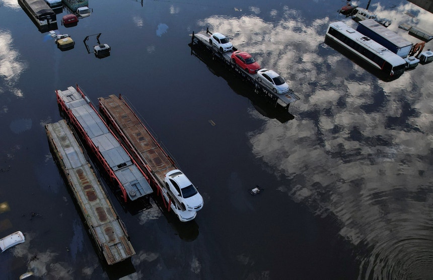 População de Porto Alegre continua em dificuldades e isolada após inundações