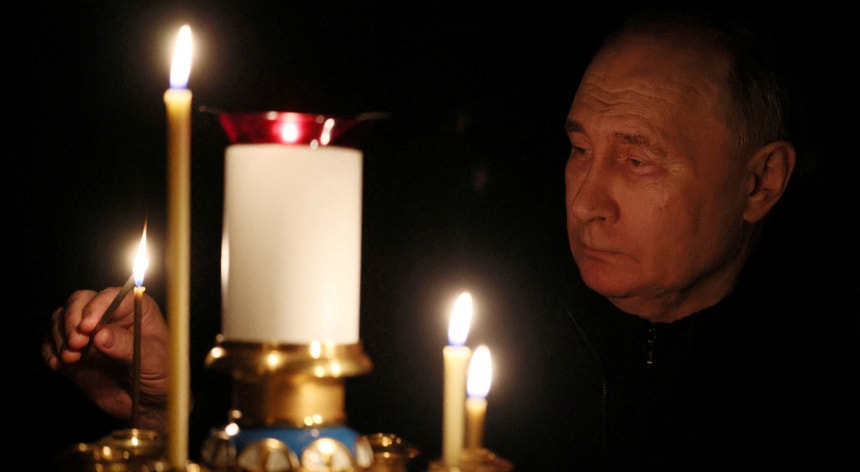 Vladimir Putin acende uma vela em memória das vítimas do ataque ao Crocus City Hall, no dia de luto nacional, numa igreja da residência oficial nos arredores de Moscovo. 
