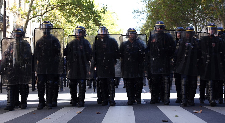 Imagem de Aluno de 14 anos é suspeito. Diretor e professora feridos a tiro em França