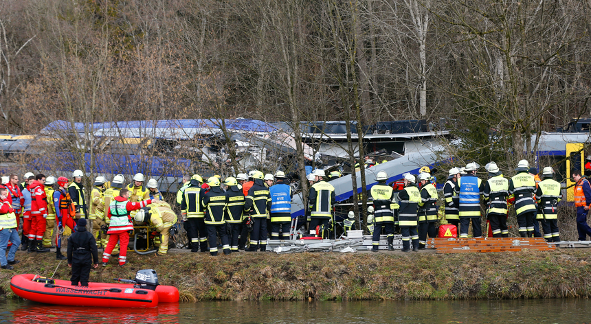 Dois comboios de passageiros colidiram frontalmente na Baviera, sul da Alemanha
