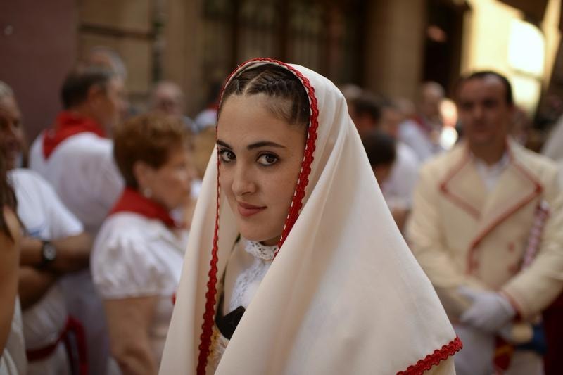  O desfile tradicional, no primeiro de nove dias de festa popularizados no livro de Hemingway, O Sol Nasce Sempre. Vincent West / Reuters 