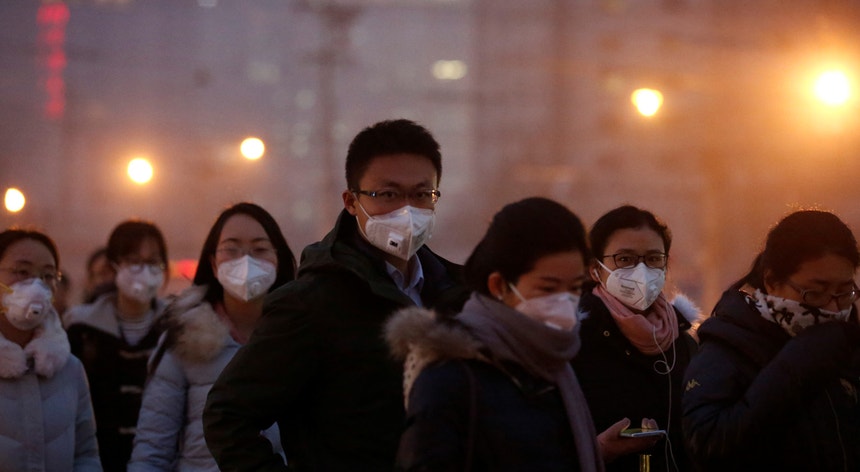 População tem de usar máscaras contra poluição em Beijing, China
