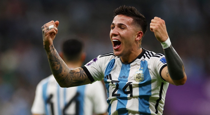 Enzo Fernández festeja o primeiro golo pela Argentina
