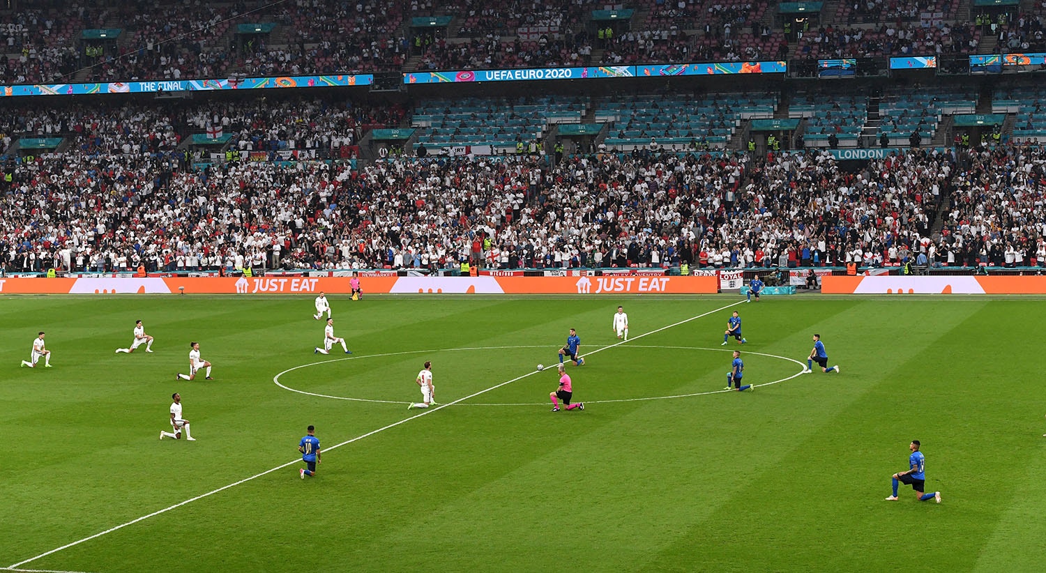  Antes do in&iacute;cio da partida todos os jogadores se ajoelharam contra a opress&atilde;o racista. | Foto: Facundo Arrizabalaga - Reuters 