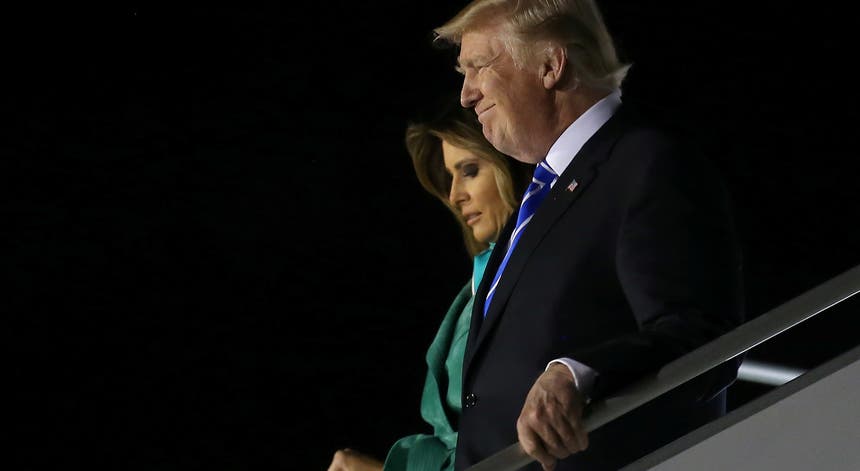 O presidente dos EUA chegou à Polónia acompanhado pela primeira dama, Melania Trump. Foto: Carlos Barria - Reuters