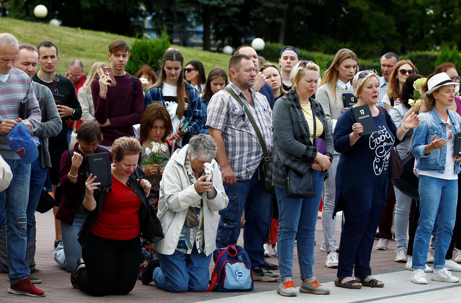 Em Minsk, fi&eacute;is organizaram uma prociss&atilde;o e ajoelharam nas ruas, a pedir o fim da viol&ecirc;ncia e da repress&atilde;o. Foto: Reuters
