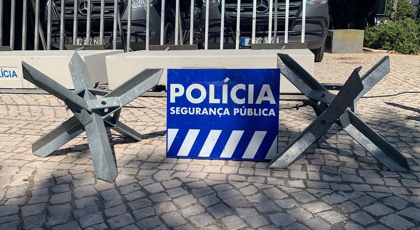 Imagem de Agentes da PSP atacados em Rabo de Peixe. Avança inquérito criminal