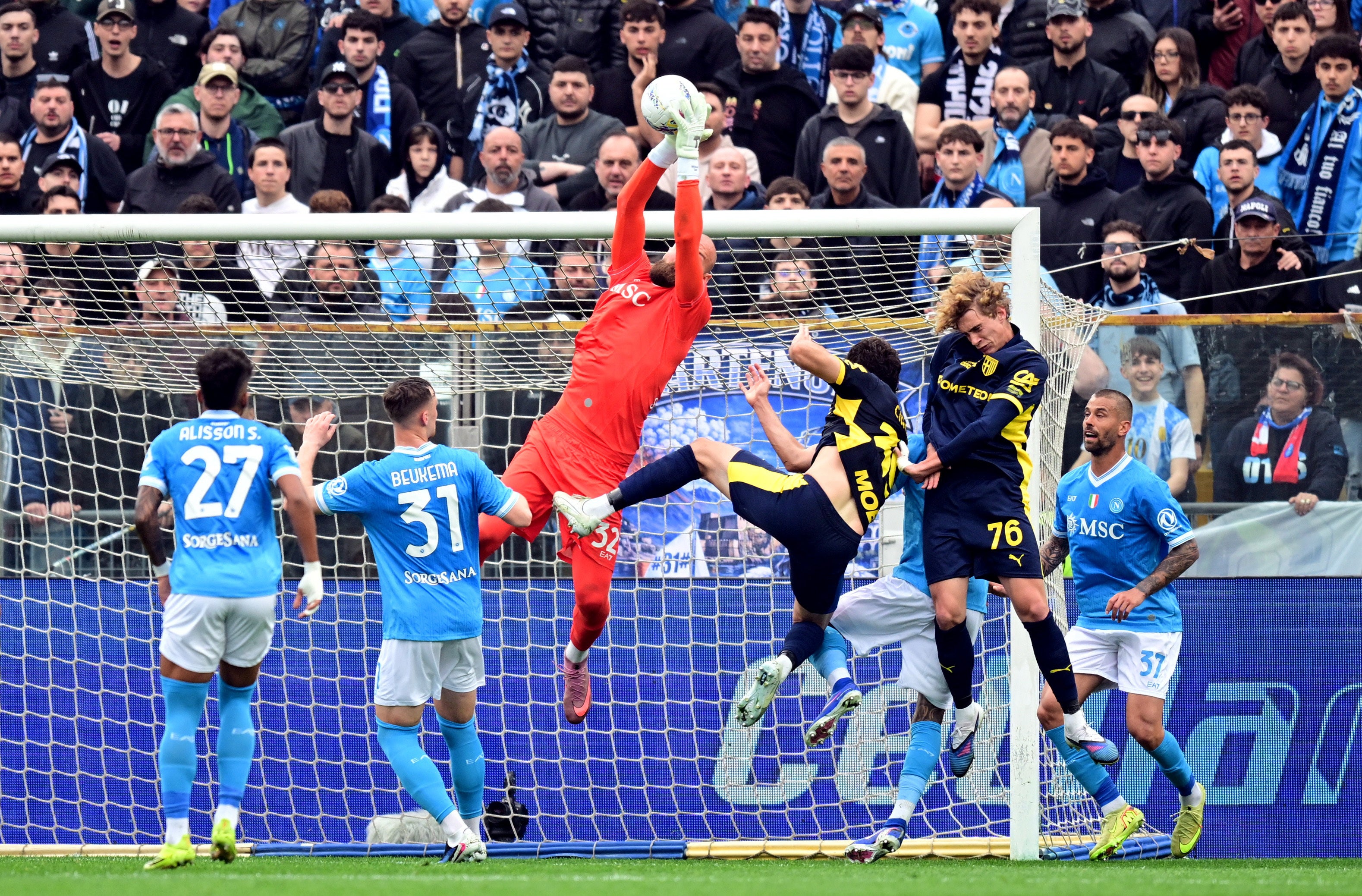 Campeão Nápoles empata em Parma e perde `gás` na luta pela revalidação do título