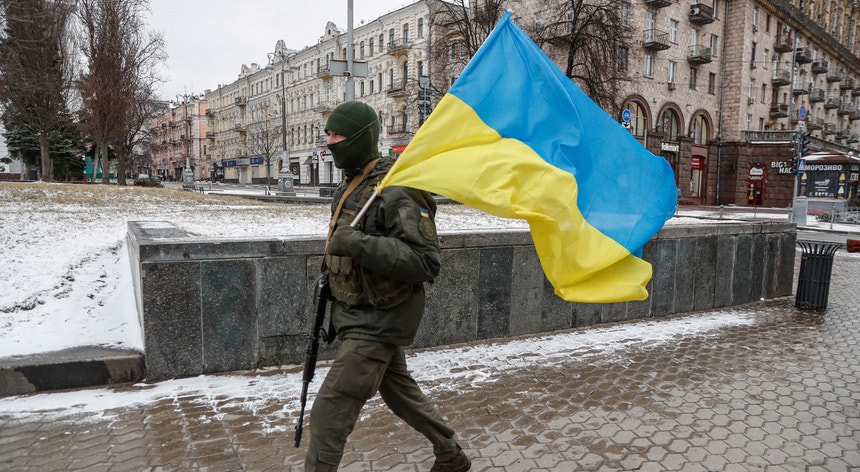 Um soldado ucraniano fotografado em Kiev
