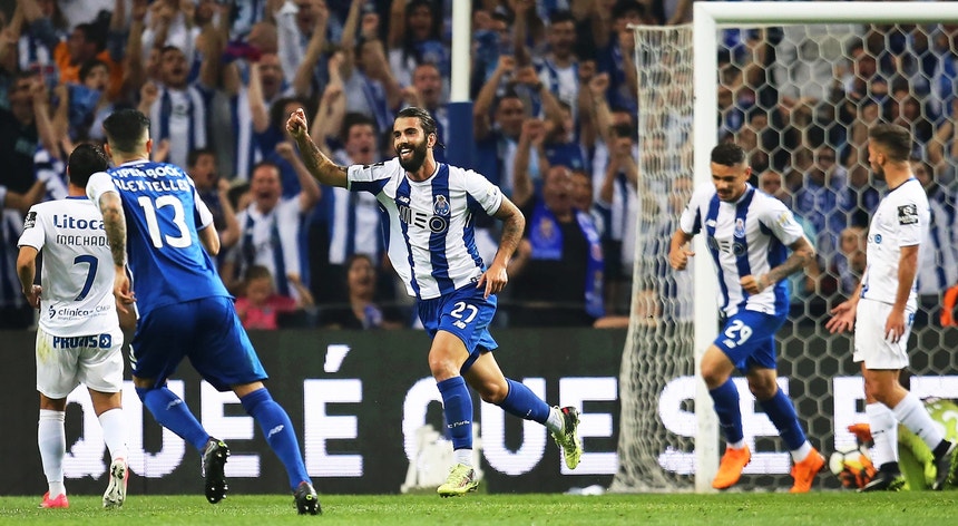 Sérgio Oliveira marcou o primeiro golo da noite

