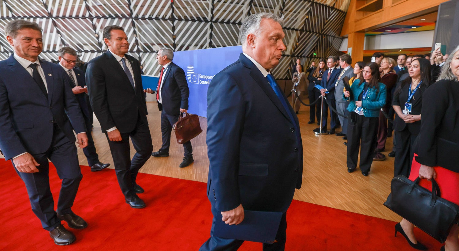 União Europeia vai avançar com 90 mil milhões para a Ucrânia